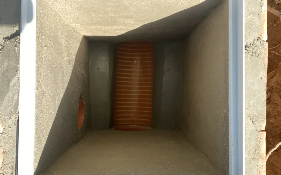 Interior de una arqueta de saneamiento con sus conexiones