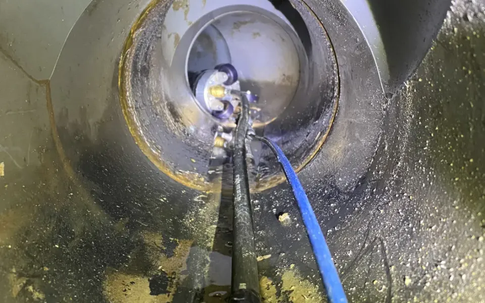 Equipo introducido en el interior de una tubería de saneamiento